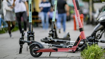 Bild: Axel Heimken/dpa
In Amberg hat die Polizei einen betrunkenen E-Scooter-Fahrer aus dem Verkehr gezogen.