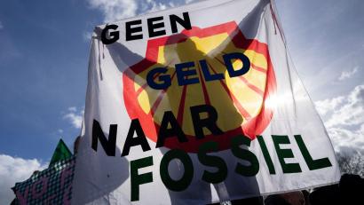 Bild: Peter Dejong/AP/dpa
Wird das Klimaschutz-Urteil gegen Shell in zweiter Instanz bestätigt? (Archivbild)
