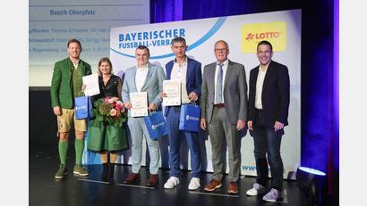 Bild: Daniel Löb/BFV
Thomas Schneider (Dritter von rechts) und Stephan Gäbl (Dritter von links) wurden am Samstag von Bundestrainer Julian Nagelsmann (links), Bezirks-Ehrenamtsreferent Reinhard Rengsberger (Zweiter von rechts) und BFV-Präsident Christoph Kern (rechts). Für den Fußballkreis Regensburg erhielt Ida Maschauer (Zweite von links) von der DJK-SV Keilberg die Auszeichnung.