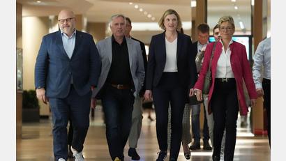 Bild: Marcus Brandt/dpa
Nach 13-stündigen Verhandlungen haben sich Arbeitgeber und die IG Metall noch nicht geeinigt, wollen aber weiterverhandeln.