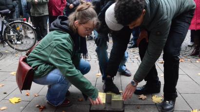Bild: Kunz
Schülerinnen und Schüler der Klasse 11a des Kepler-Gymnasiums verlegen in der Max-Reger-Straße 13 Stolpersteine für Erna Anna Wilmersdörfer, Selma Wilmersdörfer und Walter Wilmersdörfer, die von den Nazis ermordet wurden.
