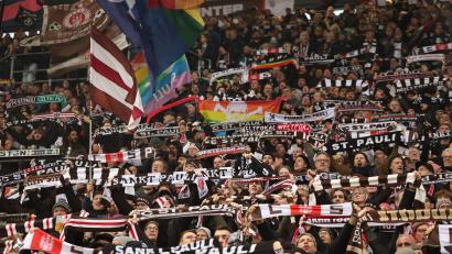 Bild: Christian Charisius/dpa
Die St-Pauli-Fankurve am Samstag im Spiel gegen die Bayern. Mit den Münchenern haben die Anhänger eine Fanfreundschaft.