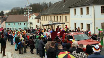 Archivbild: lep
Die fünfte Jahreszeit kann beginnen. Am Samstag, 16. November, um 14.14 Uhr eröffnen die Faschingsnarren des IG Faschingszuges mit viel guter Laune und Vorfreude die neue Faschingssaison. Die Vorbereitungen für den Faschingszug 2025 laufen schon auf Hochtouren.