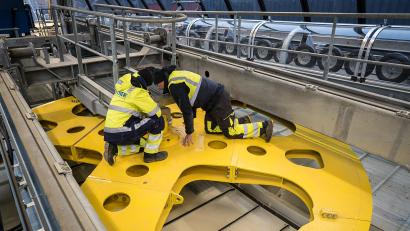Bild: Eric Waha/fph
Der Mann vom Tüv schaut genau hin: Seilbahn-Prüfer Sebastian Mackrodt (rechts) mit Leitner-Ingenieur Ralph Dieterle auf der tonnenschweren Umlenkscheibe in der Talstation.