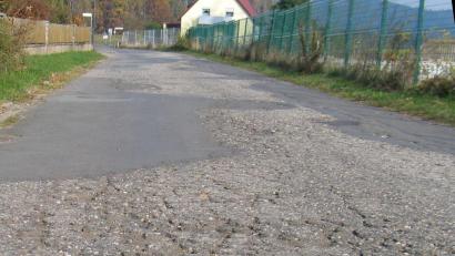 Bild: bkr
Einige Immenreuther mahnten in der Bürgerversammlung Schlaglöcher in den Straßen der Zweifelau und die fehlende Straßenbeleuchtung an, die eine Gefahrquelle bei Dunkelheit darstelle.