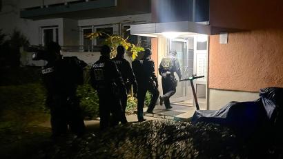 Bild: -/Bayerisches Landeskriminalamt/dpa
Einsatzkräfte durchsuchen Wohnungen in Bayern.