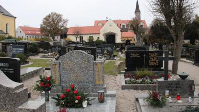 Bild: prh
Die Nutzungsgebühren für den Plößberger Friedhof steigen. Die Erhöhung erfolgte nach einer Gebührenkalkulation eines Kommunalberatungsbüros.