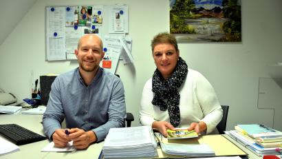 Bild: ubb
Jonas Horn ist als Sachgebietsleiter für Seniorenangelegenheiten noch sehr jung. Seine Kollegin Anja Dubrowski, die bereits seit einigen Jahren in diesem Sachgebiet arbeitet, bescheinigt ihm lachend, dass er seine Sache gut macht.
