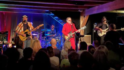 Bild: Reinhard Fütterer
Stefan Stoppok (Zweiter von rechts) lieferte mit seiner Band am Freitag ein Mega-Konzert in der Tenne des Schafferhofs ab. Es war auf seiner aktuellen Tour die einzige Station in Bayern.