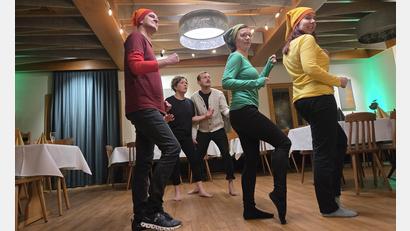 Bild: lz
Die „Cool-y-narrischen“ entführten die Zuschauer von der Märchenwelt zurück in die Realität. Außergewöhnlich war auch der Spielort der Theatergruppe, denn sie zeigten ihr Können mitten im Wirtshaussaal beim "alten Fritz" in Weigendorf.