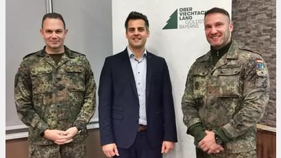 Bild: Portner
Zum Zeitplan der Litauen-Verlegung der Oberviechtacher Soldaten informieren auf der Bürgerversammlung Oberstleutnant Ralf Georgi (links) und Oberstleutnant Stefan Zadlo auf Einladung von Bürgermeister Rudolf Teplitzky.