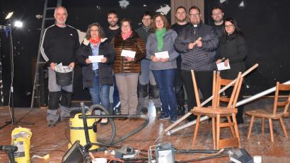 Bild: rgr
Die Handwerker der Katholischen Theatergruppe Grafenwöhr haben noch viel Arbeit vor sich, um die Bühne im großen Jugendheimsaal zu renovieren. Die Vertretungen der gemeinnützigen Einrichtungen freuen sich über ihre Spende.