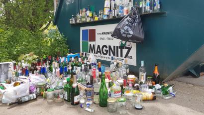 Bild: Benkhardt
Die Containerstandorte sehen oft schlimm aus, wenn die Container überfüllt sind. Das Bild zeigt den Container am Sportzentrum Kreinzl in Erbendorf.