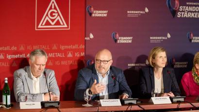 Bild: Georg Wendt/dpa
Nach 18 Stunden Verhandlung stellen IG Metall und Arbeitgeber ihren Tarifabschluss vor.