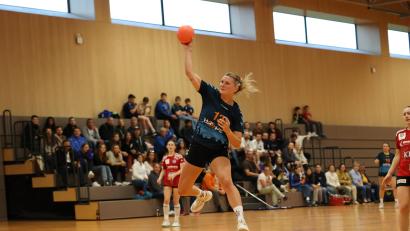 Archivbild: Dieter Jäschke
Jennifer Hermann (Szene aus einem früheren Spiel) von der HSG Weiden schließt ab: Ihre neun Treffer reichten in Forchheim am Ende nicht, um etwas Zählbares mitzunehmen.