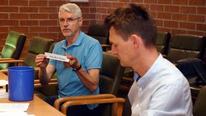 Archivbild: Gabi Schönberger
Lotterie im Weidener Stadtrat: Letztmals war die Sitzverteilung in Ausschüssen im Juli 2020 Glückssache. Dezernent Reiner Leibl links zog die Lose.