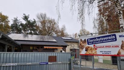 Bild: Dobler
Das Schwandorfer Tierheim hat ein neues Dach und eine Photovoltaikanlage erhalten, die auf diesem Dach installiert wurde. Die Finanzierung der Kosten von fast 147.000 Euro gestaltete sich schwieriger als gedacht.
