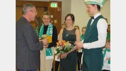 Bild: adj
Bürgermeister Reinhard Sollfrank übergibt an Prinz Thomas III. und Prinzessin Sarah I. die Schlüssel und die Gemeindekasse.