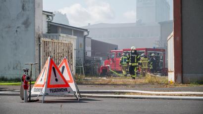 Bild: Daniel Vogl/dpa
Nach dem verheerenden Brand eines Fabrikgebäudes in Wunsiedel verlegt der Kabelhersteller Pfisterer seine Produktion dauerhaft nach Tschechien.