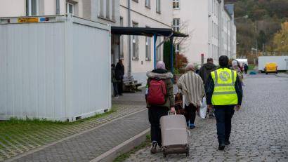 Symbolbild: Harald Tittel/dpa
Die AfD will bayerischen Kommunen per Gesetz das Recht einräumen, bei einer örtlichen Überforderung die Zuweisung von Asylbewerbern zur Unterbringung abzulehnen.