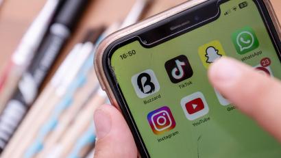 Symbolbild: Swen Pförtner/dpa
Ein Schüler hält ein Smartphone mit der Medien-App «The Buzzard». Nach Pilotprojekten mit Schülern hat das Medien-Start-up «The Buzzard» eine überarbeitete News-App auf den Markt gebracht. +++ dpa-Bildfunk +++