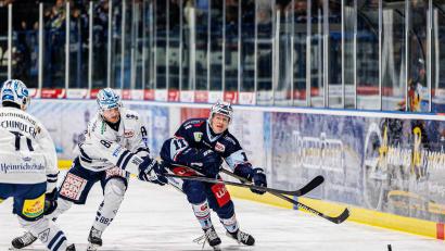 Bild: Werner Moller
Elias Pul (rechts) von den Blue Devils Weiden war während der Länderspielpause mit der deutschen U20-Nationalmannschaft in Finnland unterwegs.