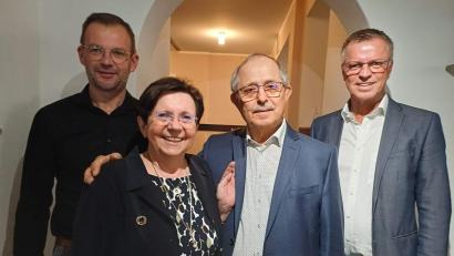 Bild: u
Goldene Hochzeit feiern Zweite Bürgermeisterin Bärbel Birner und ihr Mann Reinhold. Dazu gratulieren Erster Bürgermeister Hermann Falk (rechts) und Dritter Bürgermeister Hermann Gebhard (links).