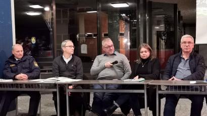 Bild: Portner
Sie beantworten bei der Bürgerversammlung in Schönsee die Fragen zum Thema Asylunterkunft (von links): Polizeihauptkommissar Werner Linhart sowie von der Regierung der Oberpfalz Sachgebietsleiter Dr. Thomas Thaller, Tobias Beer und Sandra Scharf sowie Unterkunftsleiter Reinhold Stangl.