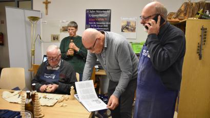 Bild: ubb
In der Schnitzerstube wird aktuell nicht nur geschnitzt. Es werden auch viele Vorbereitungen für die große Krippenausstellung getroffen.