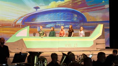 Bild: Jakob Czepa/exb
Ein Kindertheater drehte sich um Reisen ins Weltall. Hier sind fünf Freunde, gespielt von Leon Leitgeb, Friederike Windschiegl, Lina Bergler, Elisa Schreyer und Fabian Gebhardt (von links), im Weltraum-Bahnhof zu sehen.