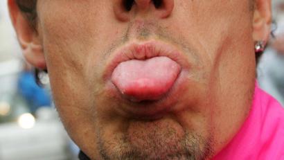 Bild: Gero Breloer/dpa
Es kommt immer auf den Kontext an: Wer die Zunge herausstreckt, um jemanden zu beleidigen, kann dafür strafrechtlich verfolgt werden.