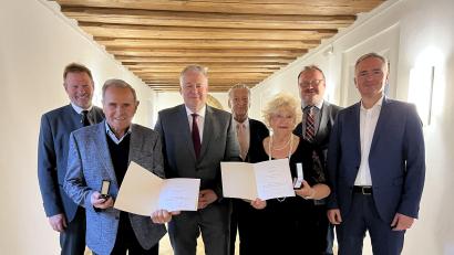 Bild: Christine Hollederer
Landrat Richard Reisinger händigt das Ehrenzeichen an Franz Luber (Zweiter von links) und Barbara Mohr (Fünfte von links) aus. Es gratulieren Bürgermeister Alwin Märkl, Hans-Dieter Mohr, Bürgermeister Uwe König und Landtagsabgeordneter Harald Schwartz (von links).