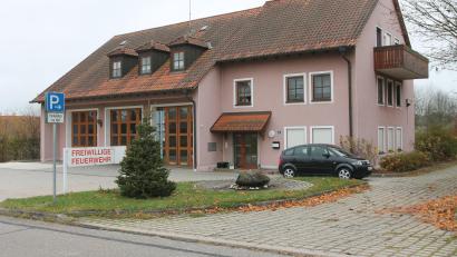 Bild: pi
Beim Waidhauser Feuerwehrhaus steht eine Sanierung mit Anbau oder ein Neubau im Raum. Eine Entscheidung fällt 2025.