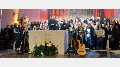 Bild: fz
Windischeschenbach musiziert in der Heilig-Geist-Kirche in Neuhaus und viele Bürger lauschen den Darbietungen.