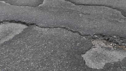 Symbolbild: Holger Hollemann
Für einen Teilabschnitt der Sanierung der Gemeindeverbindungsstraße zwischen Weigendorf und der Gemeindegrenze Birgland gibt es einen hohen Zuschuss des Freistaats.