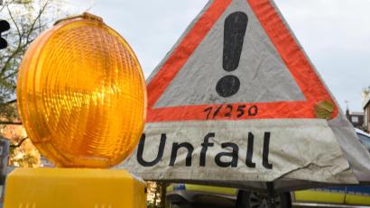 Symbolbild: Patrick Seeger/dpa
Bei einem Unfall auf der AS 11 zwischen Neukirchen und Holnstein wurde am Dienstag, 12. November ein junger Mann schwer verletzt.