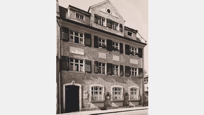 Bild: Archiv Sepp Strobl
1939 erwarb die Kreissparkasse Amberg das Anwesen Georg-Schiffer-Straße 4 und nutzte es bis 1954 als Hirschauer Zweigstelle. In der Nacht vom 13. auf den 14. November 1953 brachen dort vom Garten der Apotheke aus Bankräuber ein und erbeuteten 51.404 Mark.