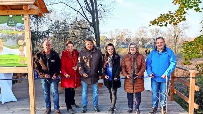 Bild: fpoz
Ein Band durchschnitten bei der offiziellen Freigabe der Aussichtsplattform (von links) Stephan Schremmer vom FGV, Ursula Schimmel vom Bund Naturschutz, Umweltreferent Stefan Müller, Bürgermeisterin Margit Bayer, Dritte Bürgermeisterin Gisela Kastner und Zweiter Bürgermeister Mario Rabenbauer.