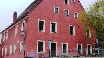Bild: jp
Das Gebäude des ehemaligen Gasthauses Goldener Löwe am Kastler Marktplatz gehört nun der Psychotherapeutin Kathrin Kumbernuß (rechts), die dort nach der Sanierung eine Wohnung und Praxisräume einrichten will.