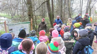 Bild: mfh
Zusammen mit 38 Kindern der Grundschule Neukirchen und zahlreichen Gästen aus Politik, Wirtschaft und Naturschutz eröffneten Bürgermeister Peter Achatzi und Naturparkrangerin Dr. Melanie Chisté (beide im Hintergrund) den Walderlebnispfad im Eiselbachtal.
