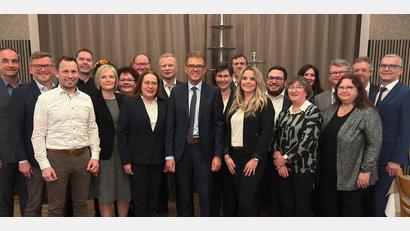 Bild: Thomas Retzer
Die Jubilare mit Andreas Reindl, Vorstandsmitglied der VR Bank Amberg-Sulzbach (Mitte im Anzug).