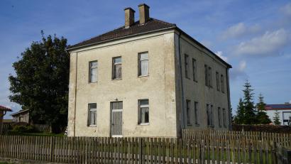 Bild: Schönberger/exb
Ein imposantes Gebäude: der zweigeschossige alte Pfarrhof in Hohentreswitz mit Walmdach.
