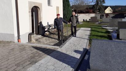 Bild: Elfriede Rewitzer
Peter Trstan (links) und Josef Rewitzer gucken sich bei einer Begehung die neuen Baumaßnahmen an.