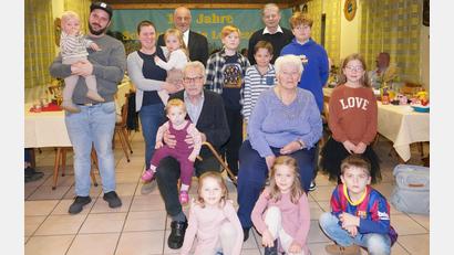 Bild: fvo
Für die zehn Urenkel Johannes, Andreas, Moritz, Luisa, Mäxi, Marlene, Mathilda, Magdalena, Max und Marie ist es ein "Muss", mit auf dem Geburtstagsfoto ihrer "Urioma Marlene" zusammen mit Uropa Andreas zu sein.