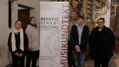 Bild: Martin Thoma
1110 Euro kamen beim MuT-Benefizkonzert am Samstag in der katholischen Kirche St. Peter und Paul in Püchersreuth zusammen. Dafür hatten sich engagiert (von links): Tänzerin Marlene Götz, Anni Löw vom Verein VKKK, MuT-Initiator Wolfgang Göldner, Philipp Rohrer (Marimbaphon) und Sängerin Michaela Mention.