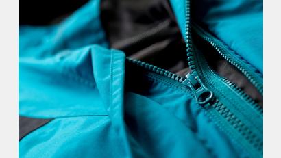 Symbolbild: Sven Hoppe/dpa
Das Detail einer Outdoor-Jacke