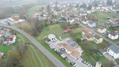 Bild: bey
Der grüne Bereich oberhalb des Pflegedienstes "Herbstsonne" ist in seinem nördlichen Bereich Biotop. Ein Streifen von der Staatsstraße bis zur rechten Grundstücksgrenze soll im geänderten Flächennutzungs- und Bebauungsplan im Besonderen für Tierhaltung und Stallungen ausgewiesen werden.
