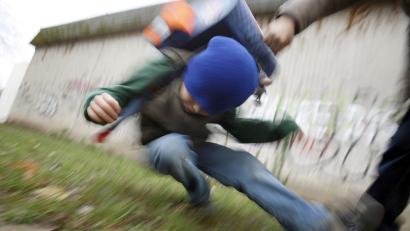 Symbolbild: Oliver Berg/dpa 
Handgreiflich wie auf diesem Symbolbild geht es auch an kleineren Schulen zu. Psychische Probleme bereits bei Grundschülern bieten ein großes Handlungsfeld für Jugendsozialarbeit.