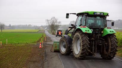 Bild: bkr
Über das Programm für den Ausbau des Kernwegenetzes liefen die Arbeiten an der Straße von Oberbruck zur Ziegelhütte. Ein verengter Straßenabschnitt wird nun mit einer Geschwindigkeitsbegrenzung versehen. Unser Bild zeigt noch Vermessungsarbeiten im Straßenbereich.