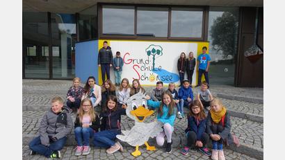 Bild: exb
Die Klasse 4 der Grundschule Schönsee mit ihrer Zeitungsente.